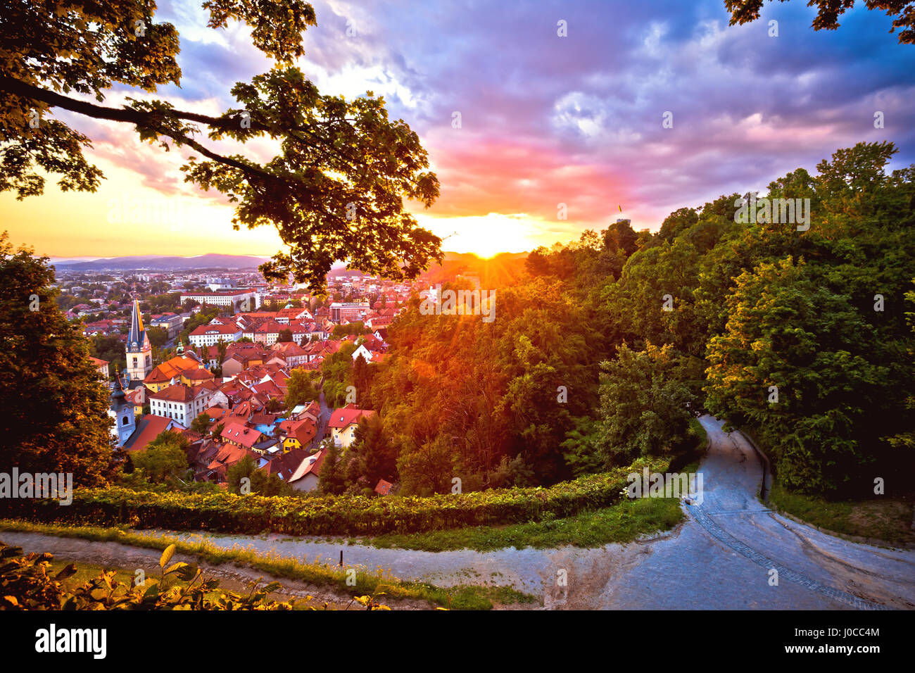 Antenna di Lubiana tetti vista al tramonto rosso, capitale della Slovenia Foto Stock