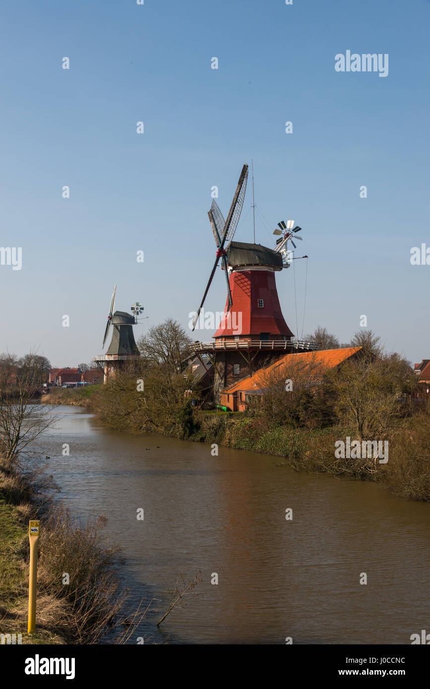 Tradizionali mulini a vento olandese di lavoro e ancora usato per macinare in Greetsiel Germania Foto Stock