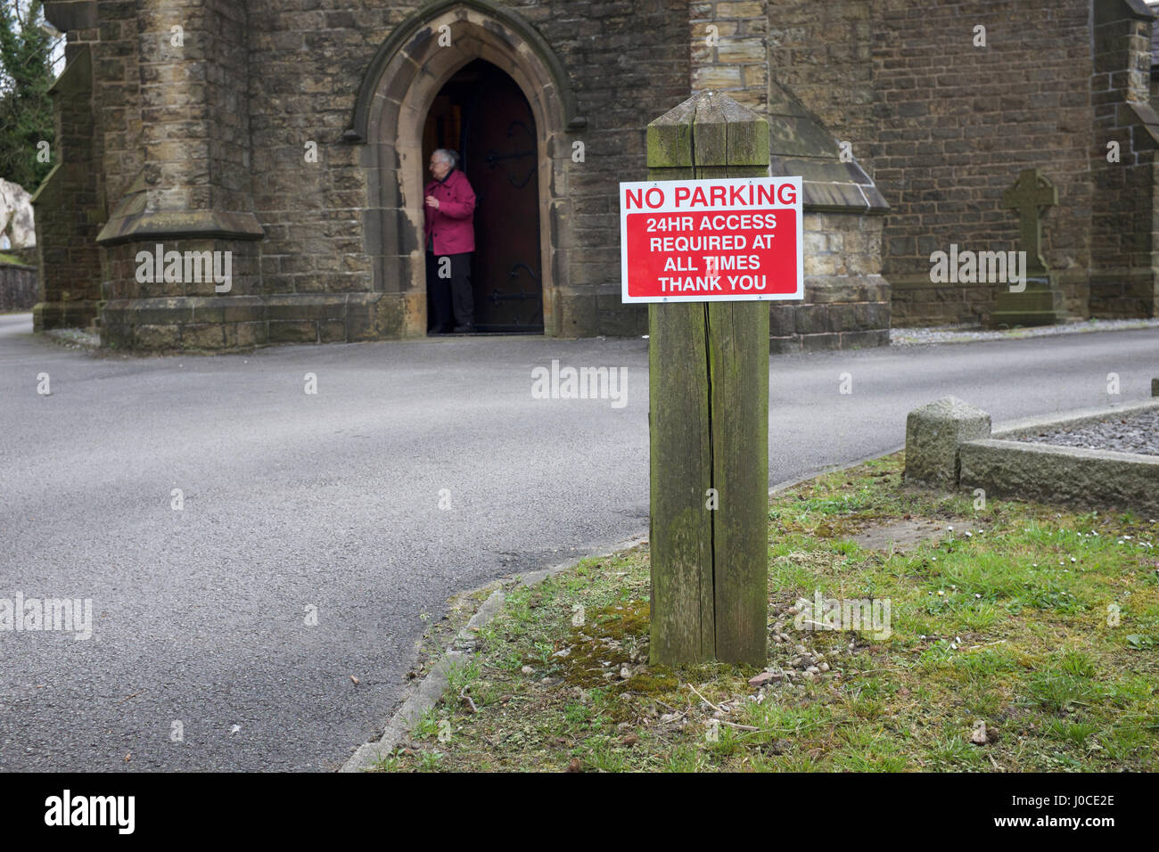 Un parcheggio non avviso presso la chiesa cattolica di New Mills, High Peak, Derbyshire Foto Stock