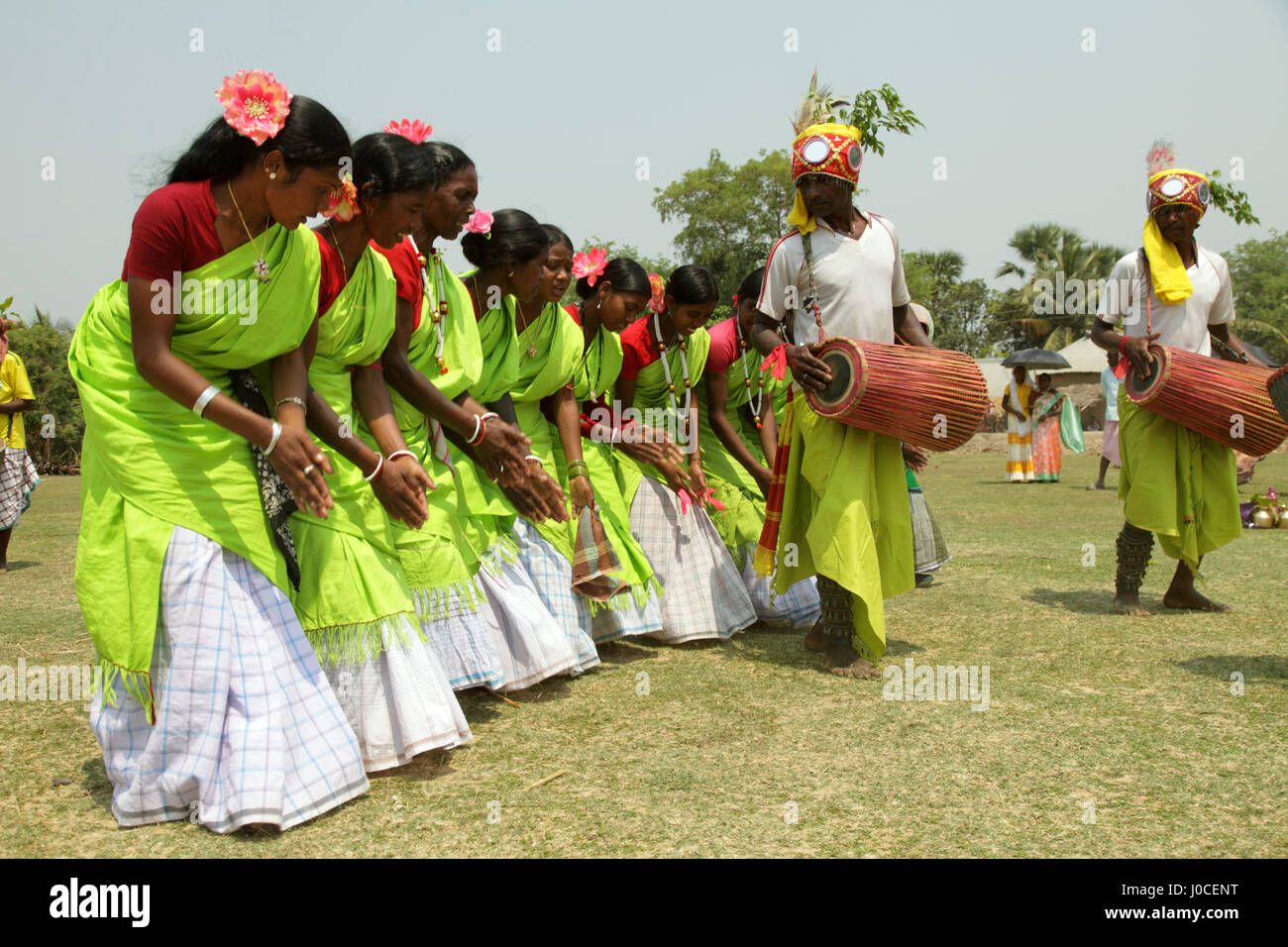 Uomini tribali che suonano la batteria, donne che ballano folkloristiche,  Birbhum Festival, West Bengala, India, Asia Foto stock - Alamy
