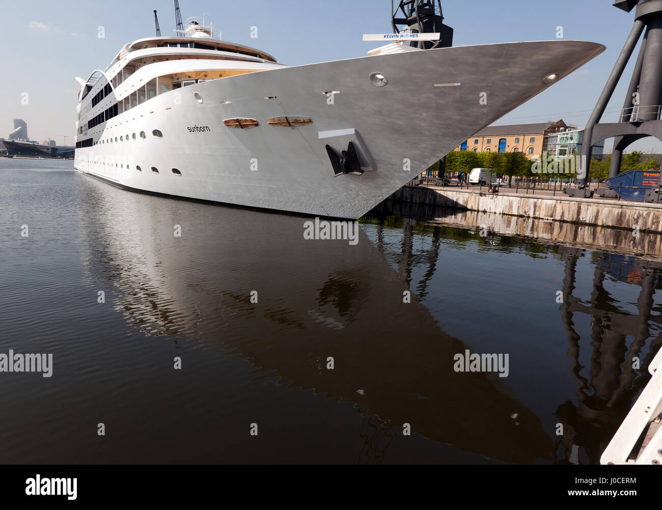 Vista di 'L'Sunbourn' un super- Yacht Hotel, ormeggiata presso il Royal Victoria Dock, Newham, Londra Foto Stock