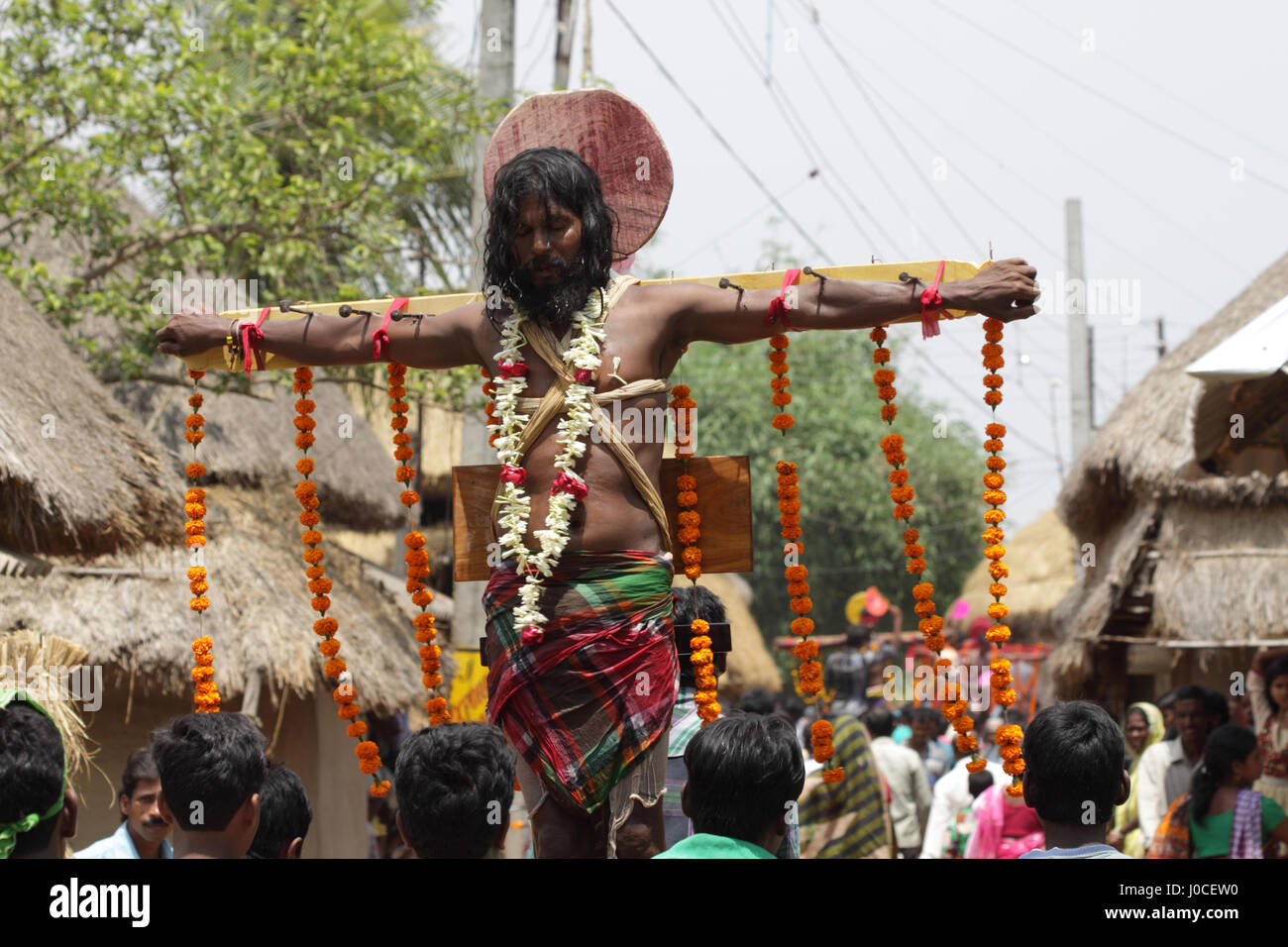 Devtee Nailed to cross, man pierced Nails, Gajan festival, Shivagajan festival, Hindu festival, Bengala Occidentale, India, Asia, festival indiani, festival asiatici Foto Stock