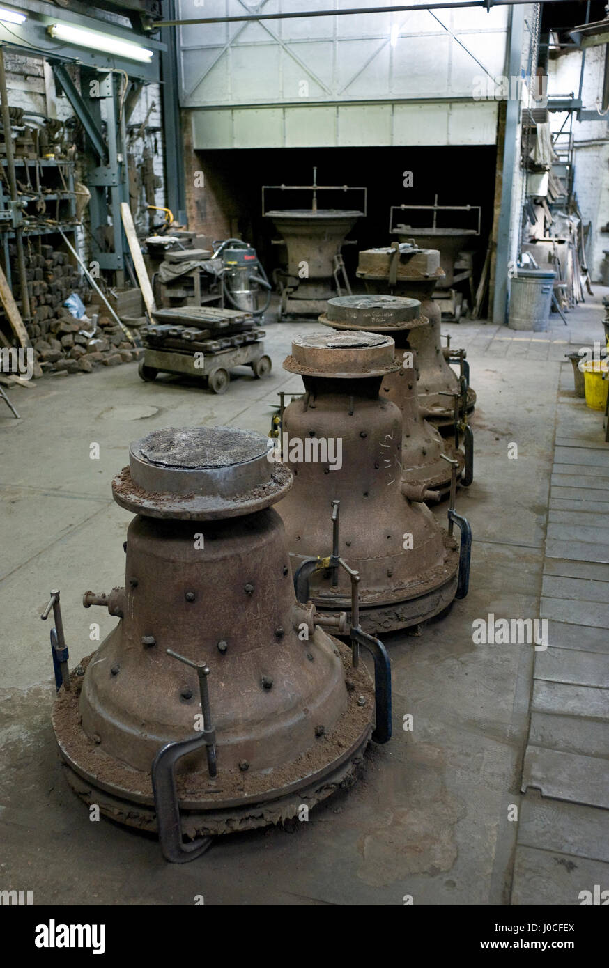 Whitechapel Bell fonderia di Whitechapel interni che mostra le campane di raffreddamento e campane in attesa di manutenzione Foto Stock