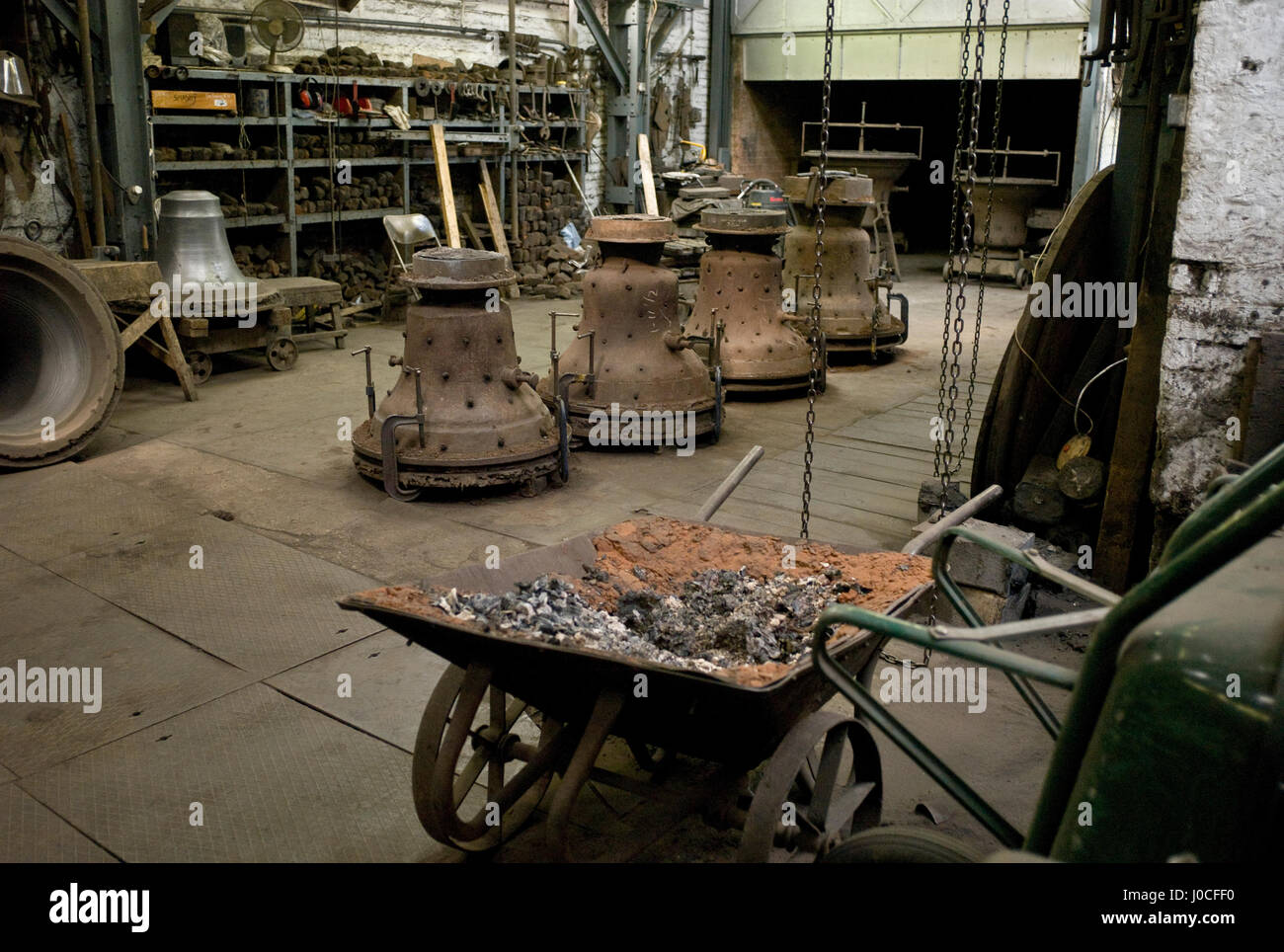 Whitechapel Bell fonderia di Whitechapel interni che mostra le campane di raffreddamento e campane in attesa di manutenzione Foto Stock