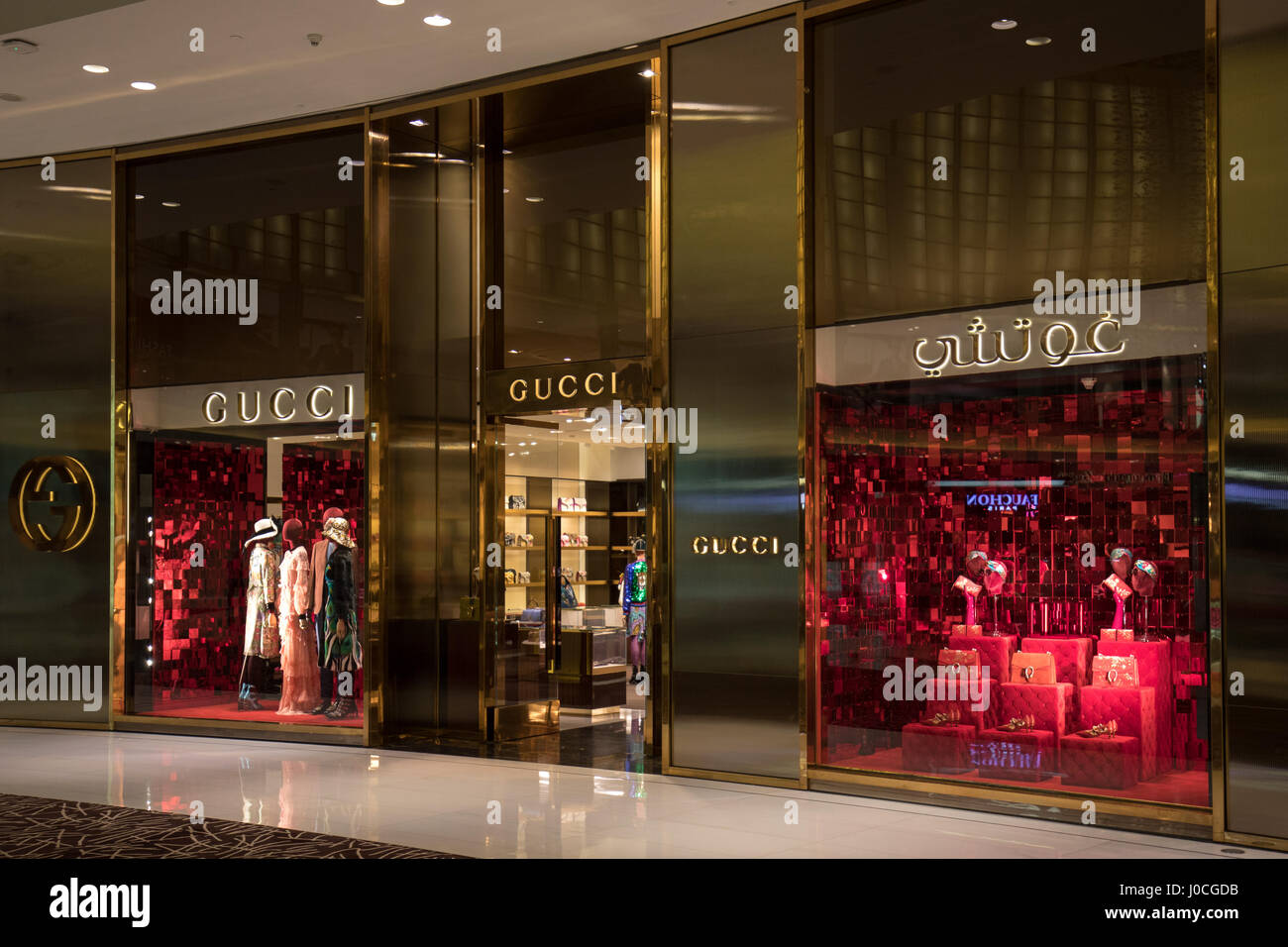 Il negozio di Gucci in Fashion Avenue del centro commerciale di Dubai. Foto Stock