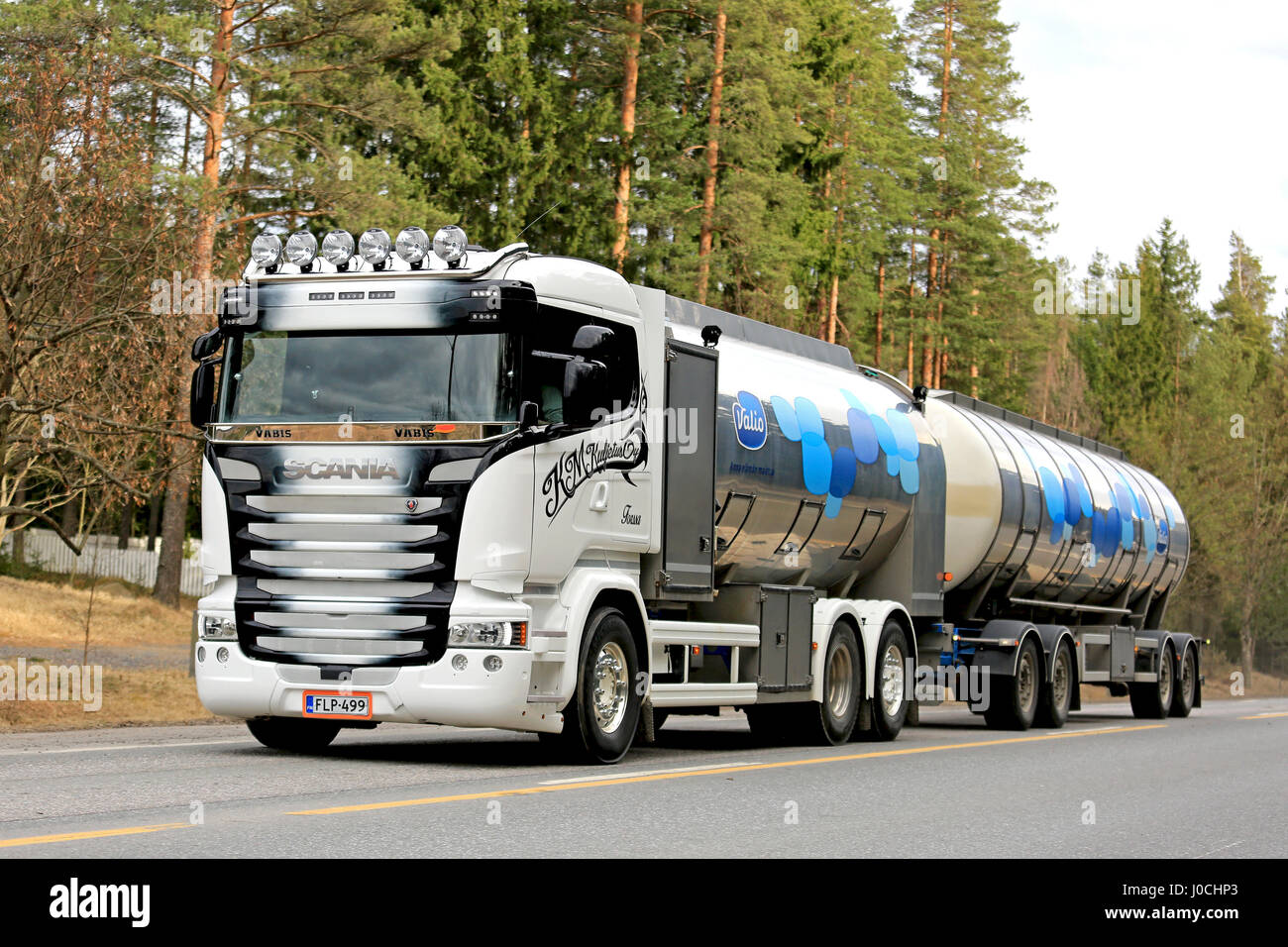 SOMERO, Finlandia - 9 Aprile 2017: splendidamente personalizzate latte Scania autobotte di KM Kuljetus Oy trasporta latte Valio lungo l'autostrada a molla. Valio Foto Stock