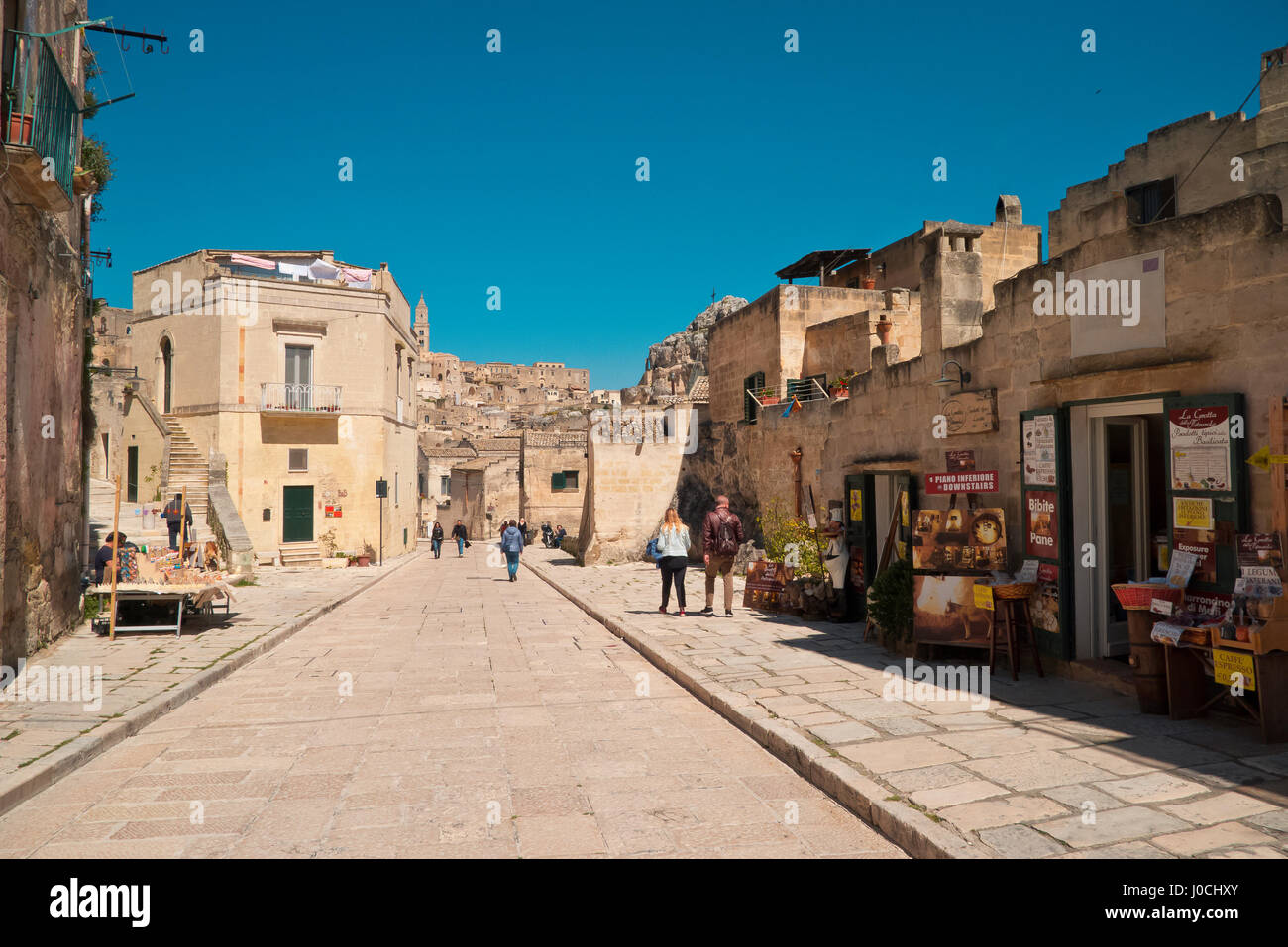 Via del centro storico di Matera nella mattina di primavera soleggiata. Foto Stock