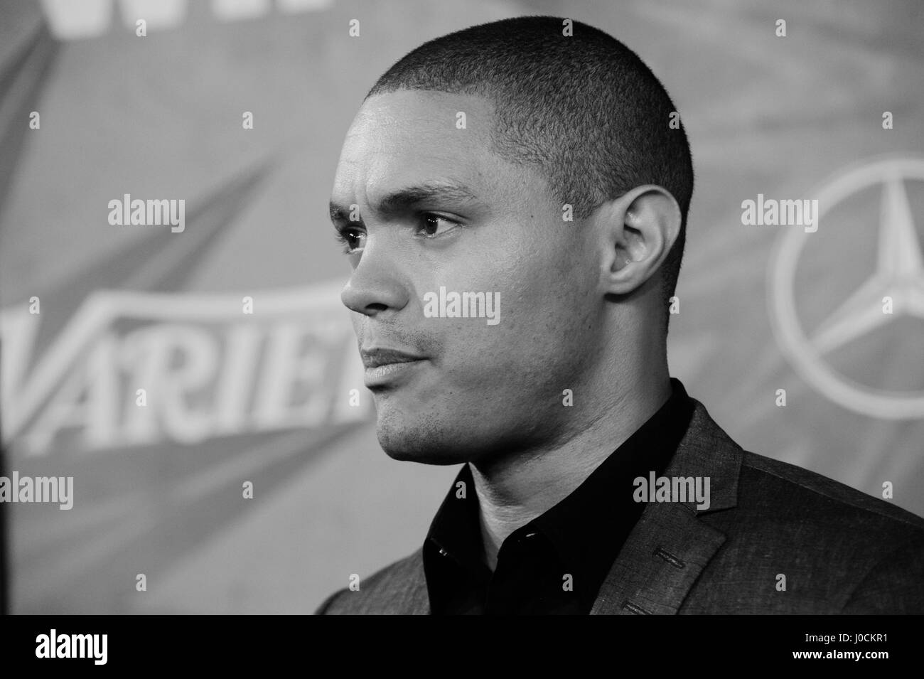 Trevor Noah arriva alla varietà e alle donne nei film di Emmy Nominee celebrazione sponsorizzato da Mercedes-Benz e acqua Fiji a Gracias Madre su settembre 18th, 2015 a Los Angeles, California. (Altered digitalmente in bianco e nero) Foto Stock