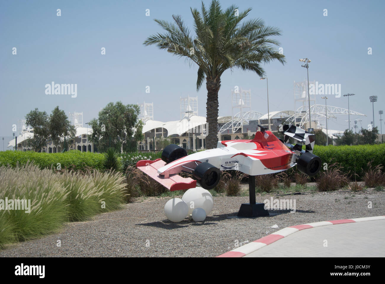 Formula racing car come illustrazione di fronte al Bahrain Kart via, il Circuito Internazionale del Bahrain Foto Stock