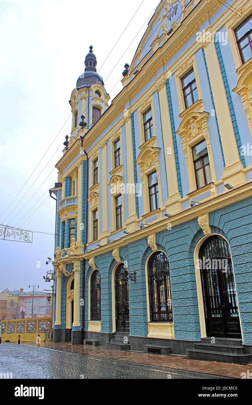 CHERNIVTSI, Ucraina - 15 Aprile 2012: piazza centrale. Comune della città. Architettura in città vecchia Chernivtsi. L'Ucraina occidentale Foto Stock