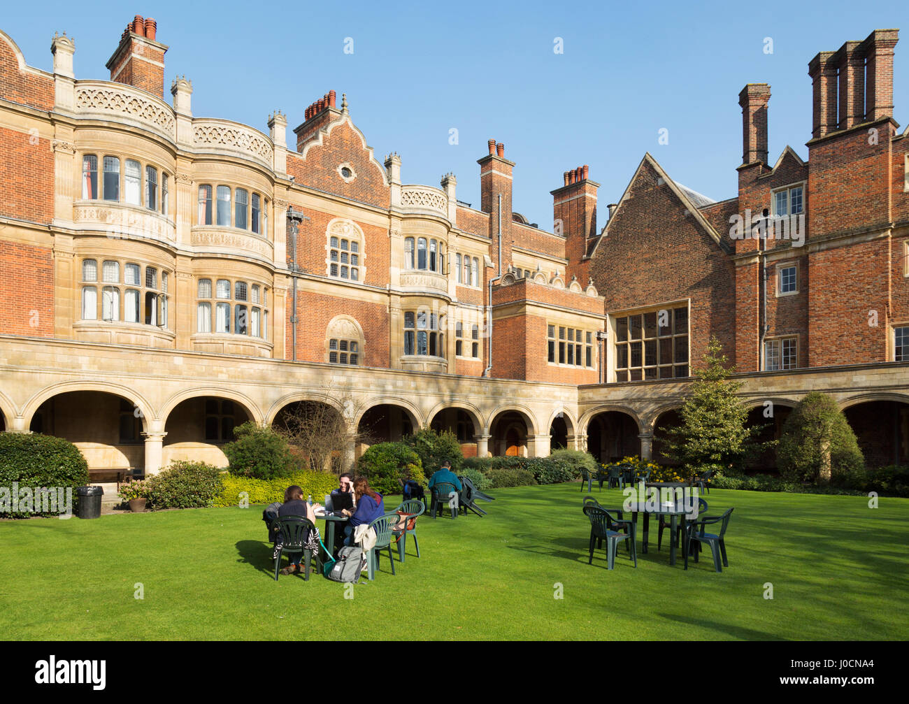 Palazzo universitario - Università di Cambridge gli studenti che studiano fuori, chiostro corte, Sidney Sussex College, Università di Cambridge, Cambridge Regno Unito Foto Stock