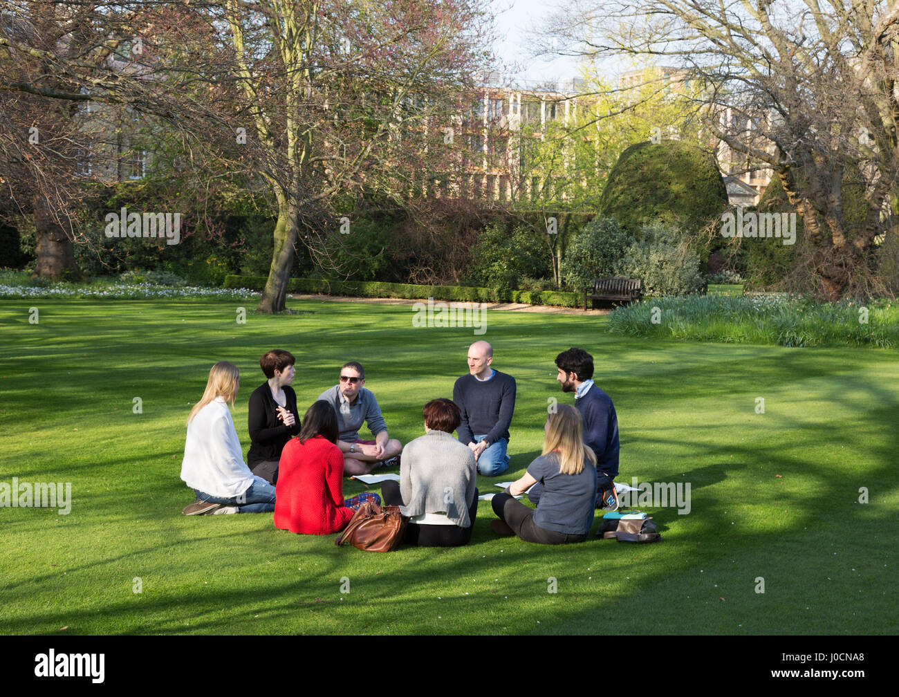 Gli studenti universitari che studiano all'aperto in un gruppo di studio, Sidney sussex college, università di Cambridge Cambridge Regno Unito Foto Stock
