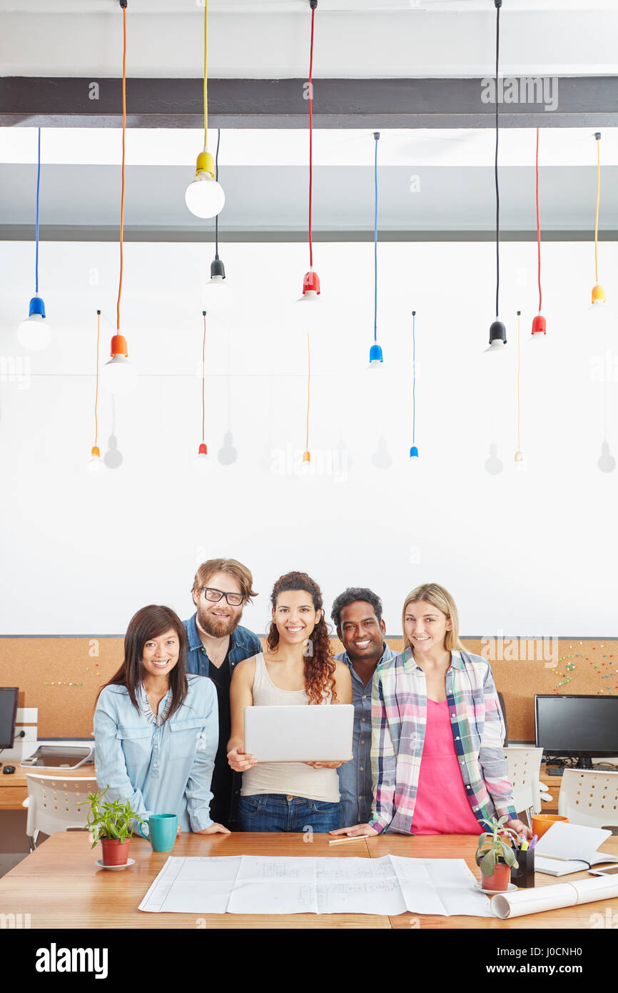 Creative business group con il computer portatile nel team di avvio Foto Stock