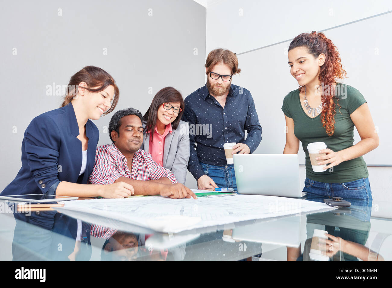 Strategia di business plan brainstorming per team in ufficio Foto Stock