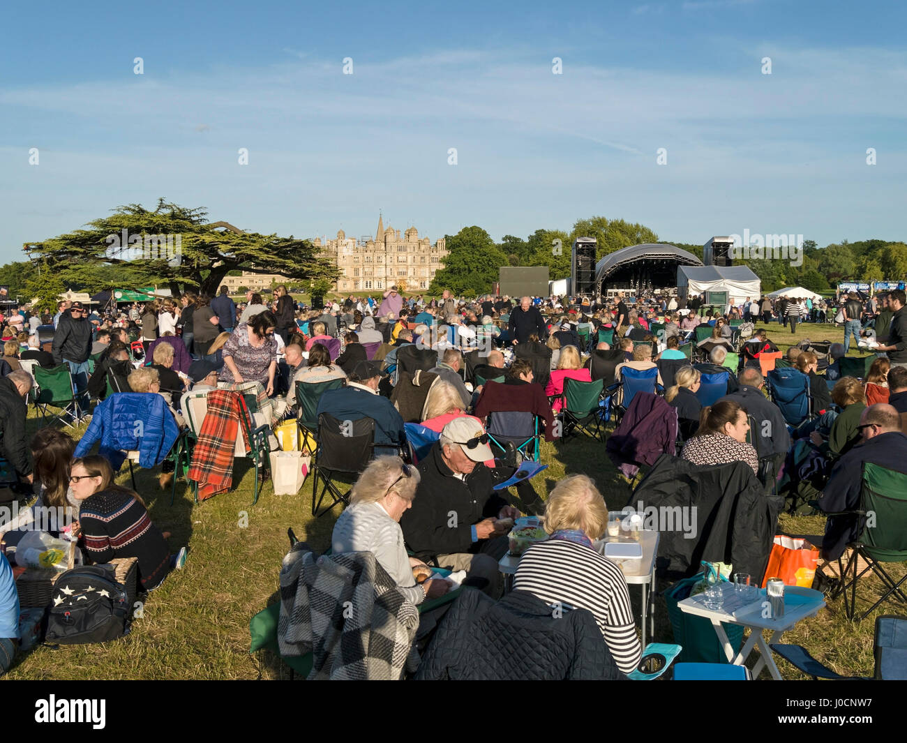 Pubblico in attesa per esterni di Status Quo concerto rock a Burghley House Park in estate 2015, Stamford, Lincolnshire, England, Regno Unito Foto Stock