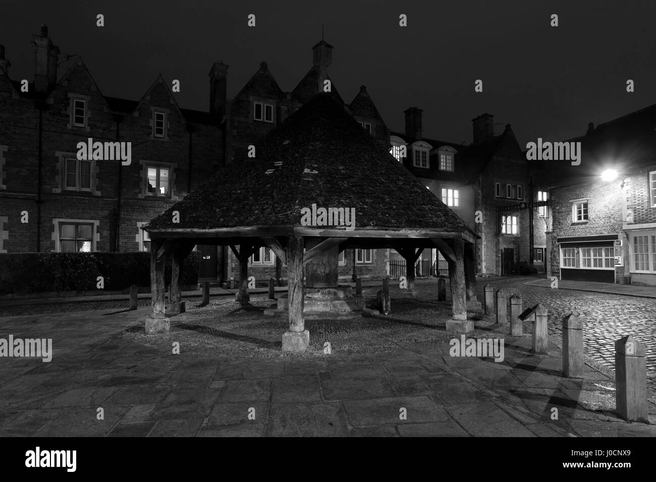 La buttercross in legno di notte, città mercato di Oakham, Rutland County, Inghilterra, Gran Bretagna; Regno Unito Foto Stock