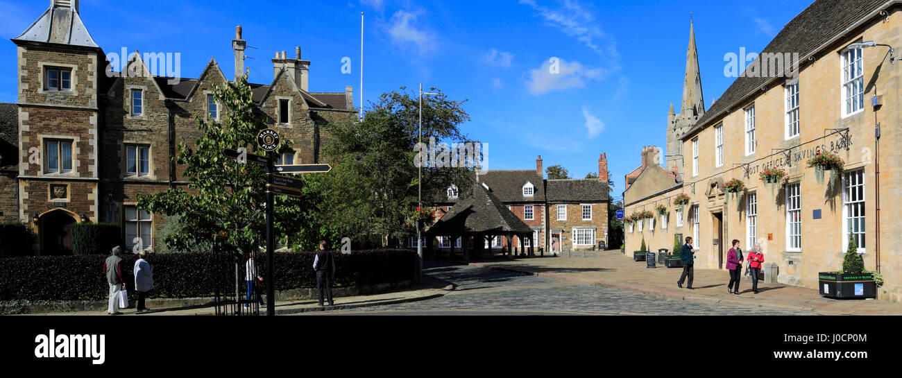 La Buttercross in legno, Post office edificio e tutti i santi della chiesa parrocchiale, città mercato di Oakham, Rutland County, Inghilterra Foto Stock