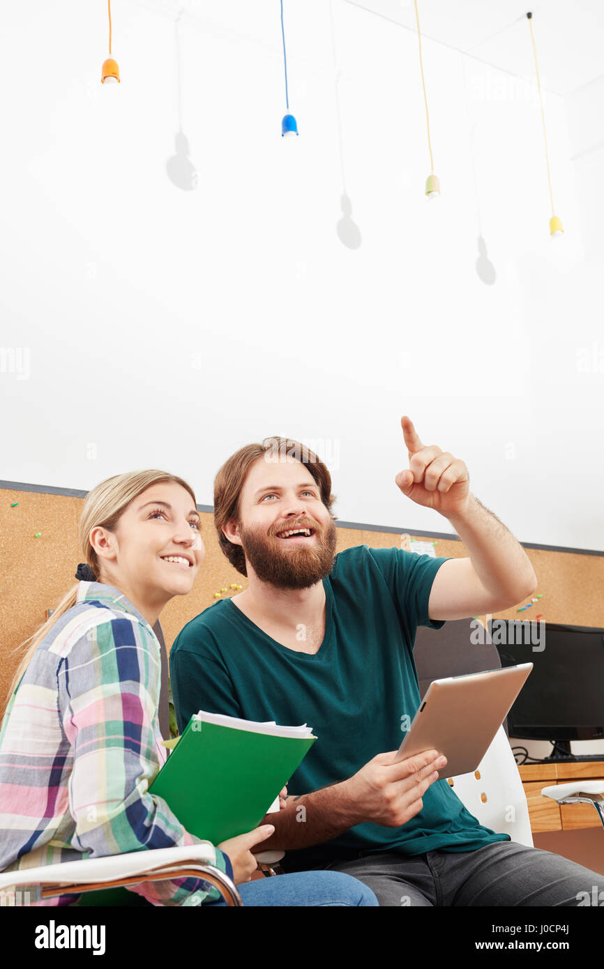 Imprenditore e collega avente un'idea nel laboratorio creativo Foto Stock