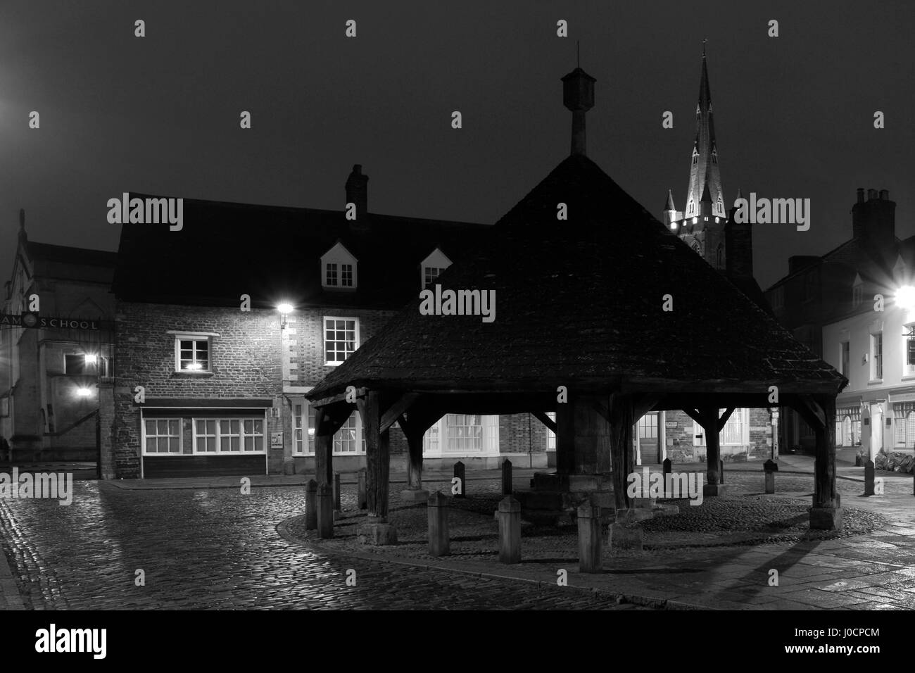 La buttercross in legno di notte, città mercato di Oakham, Rutland County, Inghilterra, Gran Bretagna; Regno Unito Foto Stock