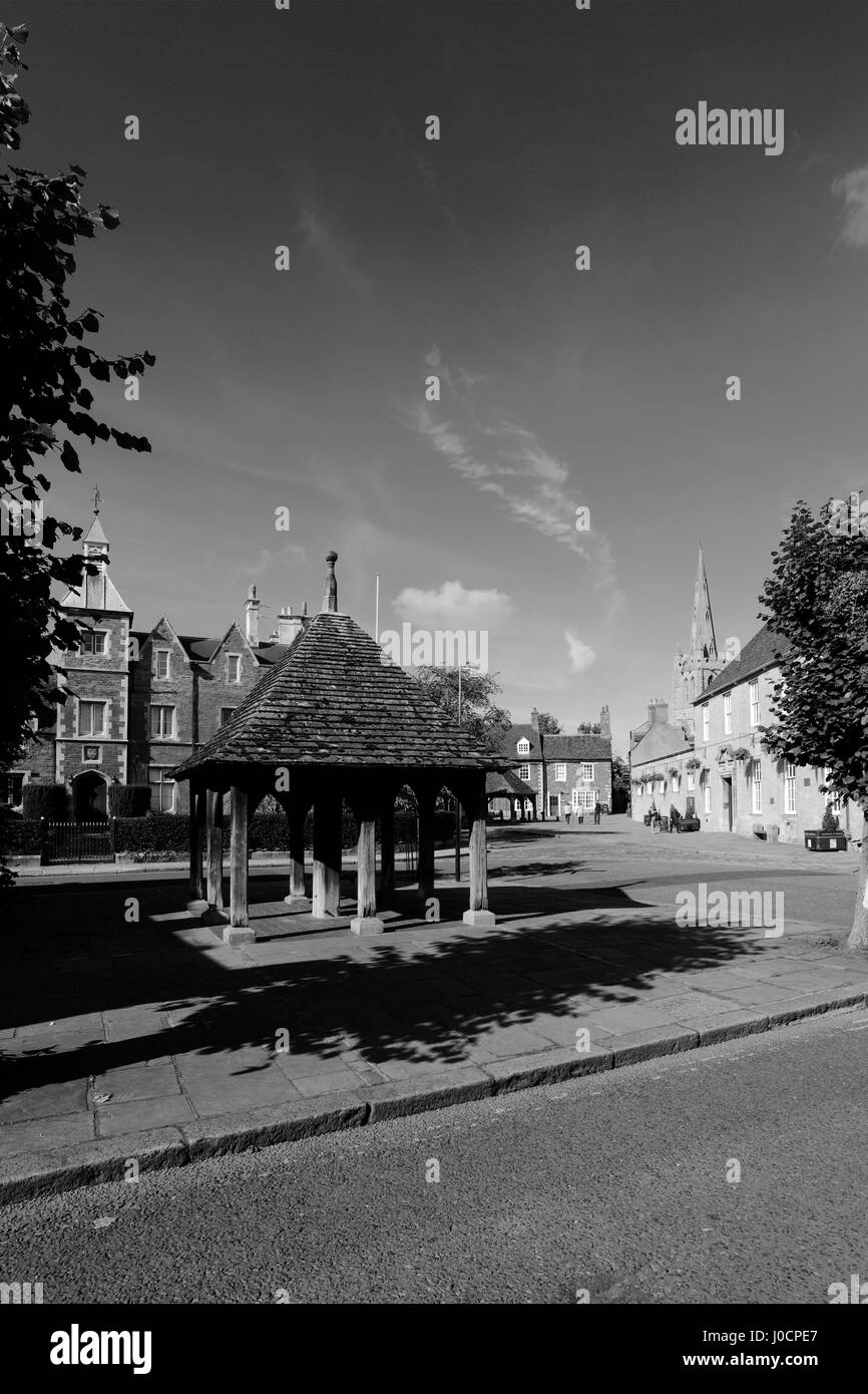 La Buttercross in legno, Post office edificio e tutti i santi della chiesa parrocchiale, città mercato di Oakham, Rutland County, Inghilterra, Foto Stock