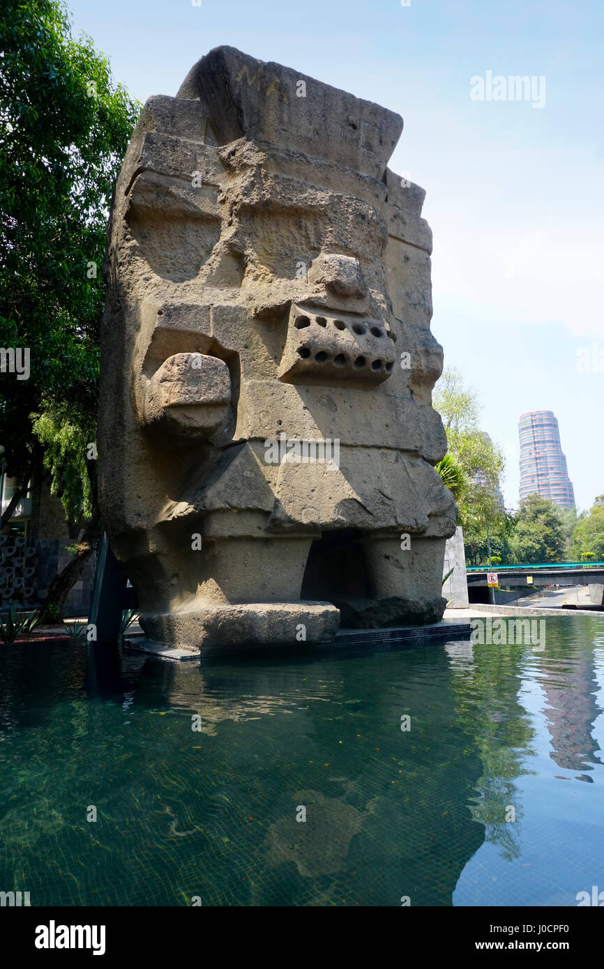 Tlaloc, la pioggia azteca precolombiana dio statua presso il Museo di Antropologia (Museo Nacional de Anthropologia) nel Chapultepec Park, Città del Messico, Messico Foto Stock