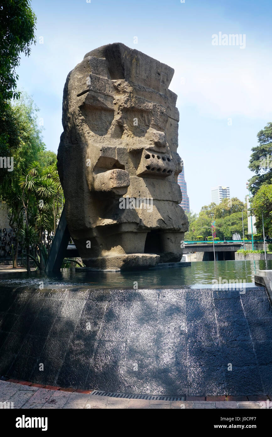 Tlaloc, la pioggia azteca precolombiana dio statua presso il Museo di Antropologia (Museo Nacional de Anthropologia) nel Chapultepec Park, Città del Messico, Messico Foto Stock