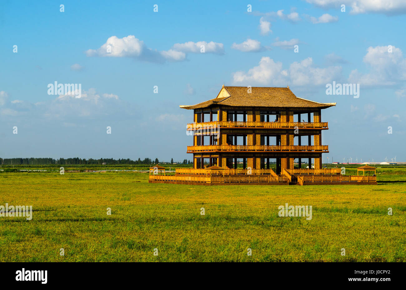 L'area turistica presso la Spiaggia Rossa vicino Panjin, Liaoning, Cina comprende anche alcuni le risaie. L'edificio è una piattaforma di osservazione. Foto Stock