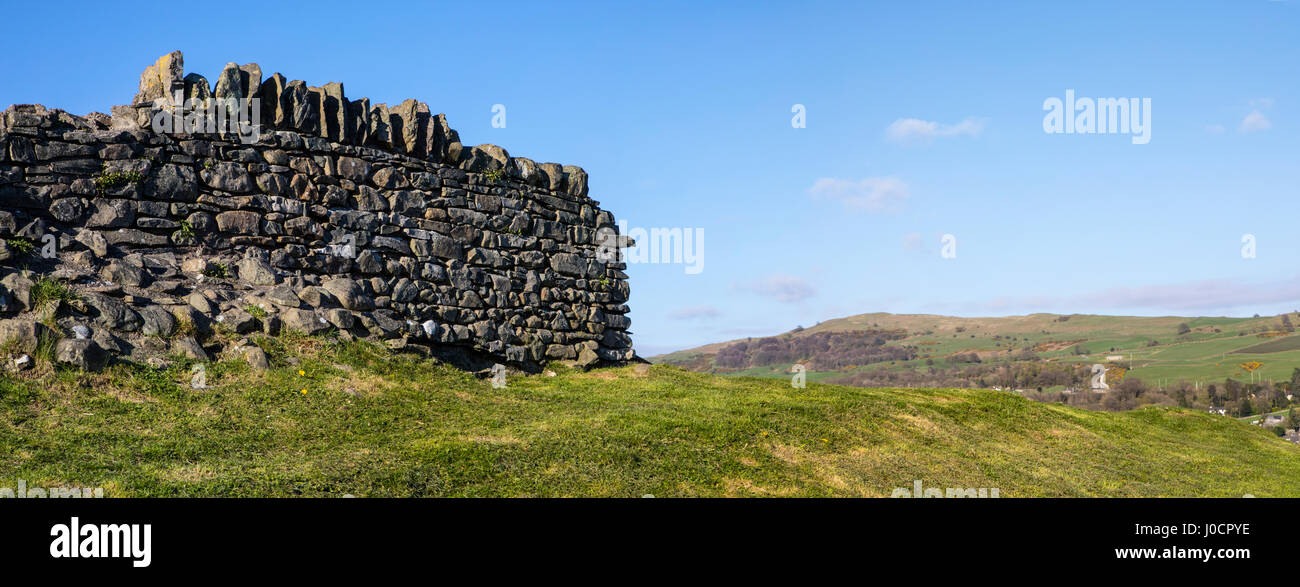 Un colpo di un secco muro di pietra che sono abbondanti nel Parco nazionale del Lake District in Cumbria, nel Regno Unito. Foto Stock