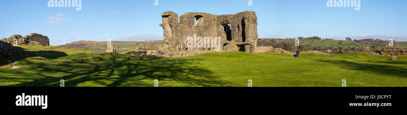 Una vista panoramica delle rovine della storica Kendal Castle in Cumbria, nel Regno Unito. Foto Stock