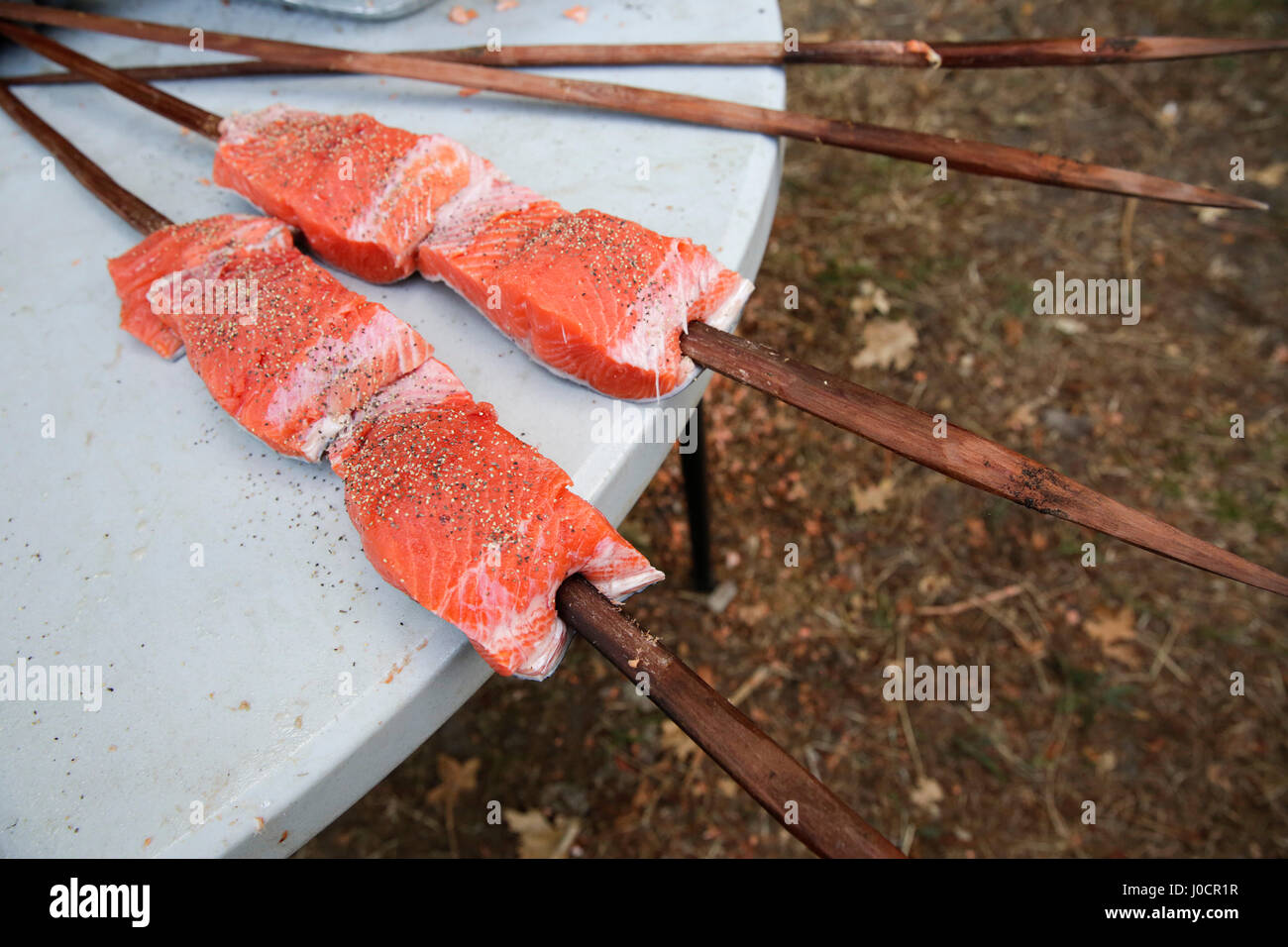 Salmone crudo bistecche dal pesce pescato nel fiume Klamath da Yurok pescatori tribali sono visti durante una festa il 12 luglio 2015. Yurok Reservat indiano Foto Stock
