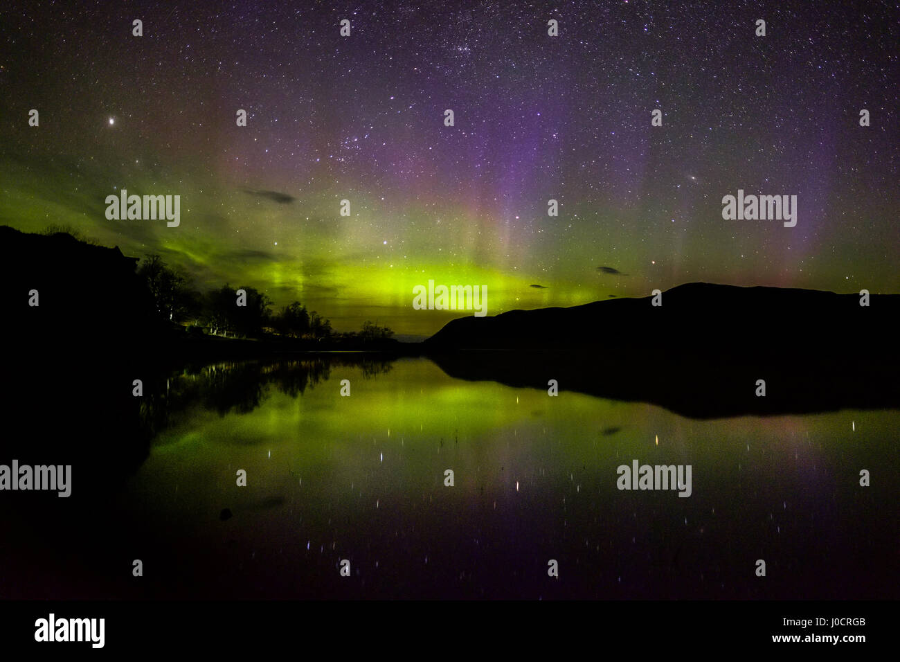 Le luci del nord (Aurora Boreale) riflesso in Loch fedele, Scozia Foto Stock