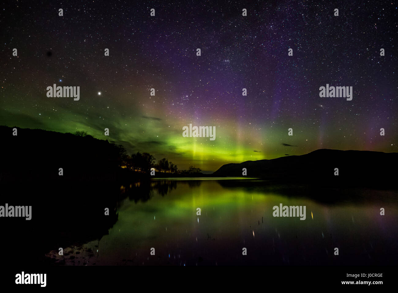 Le luci del nord (Aurora Boreale) riflesso in Loch fedele, Scozia Foto Stock
