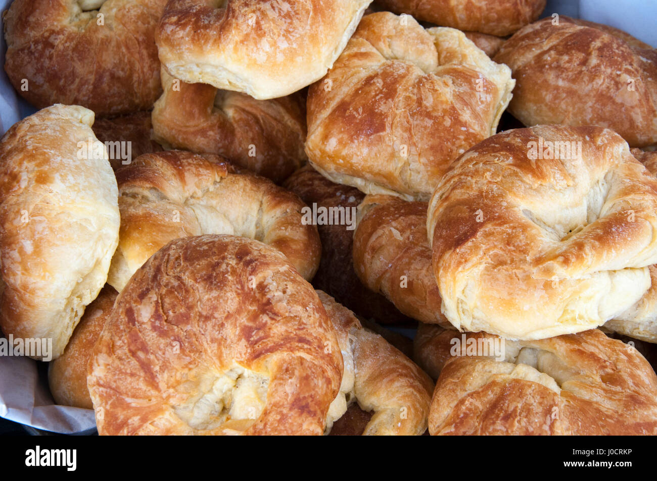 Croissant appena usciti dal forno per la vendita presso il sabato mattina Elwood Mercato degli Agricoltori nella zona suburbana di Melbourne, Australia Foto Stock
