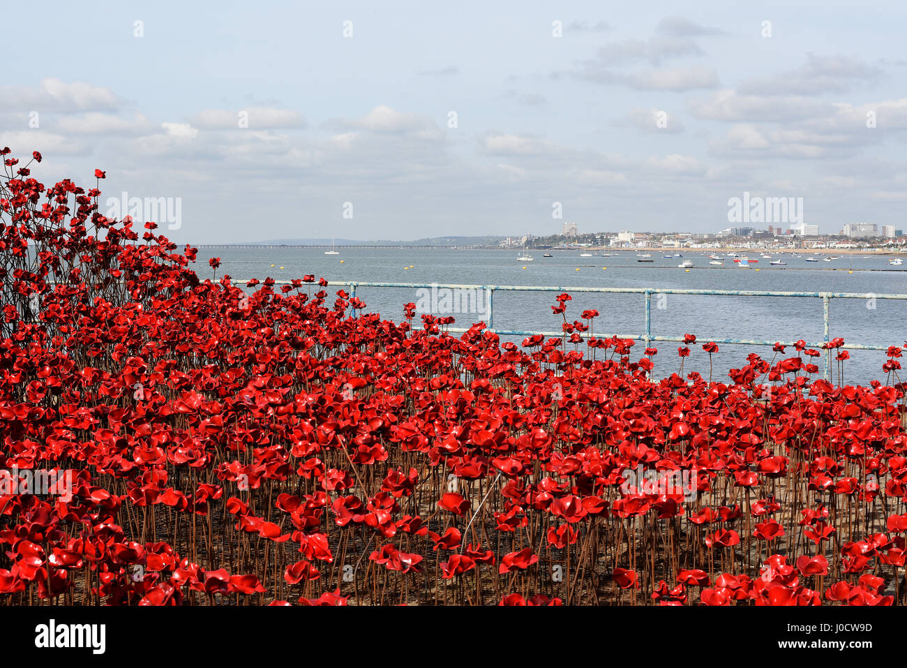 "Poppies: Wave" è una delle due sezioni dell'installazione artistica "Blood Swept Lands and Seas of Red". L'artista dell'opera - Paul Cummins - ha aperto oggi la sezione Wave su Barge Pier a Shoeburyness, Essex, Regno Unito Foto Stock "Poppies: Wave" è una delle due sezioni dell'installazione artistica "Blood Swept Lands and Seas of Red". L'artista dell'opera - Paul Cummins - ha aperto oggi la sezione Wave su Barge Pier a Shoeburyness, Essex, Regno Unito Foto Stock