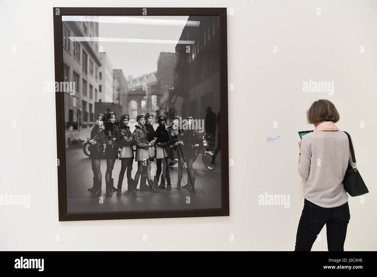 Monaco di Baviera, Germania. Xi Apr, 2017. L'immagine 'Wild At Heart" sul display in Hypo Art Hall per una rassegna dei lavori del fotografo americano Peter Lindbergh a Monaco di Baviera, Germania, 11 aprile 2017. La mostra è intitolata "Peter Lindbergh: dalla moda alla realtà" e sarà aperto al pubblico tra il 13.04.17 e 27.08.17. Foto: Felix Hörhager/dpa/Alamy Live News Foto Stock