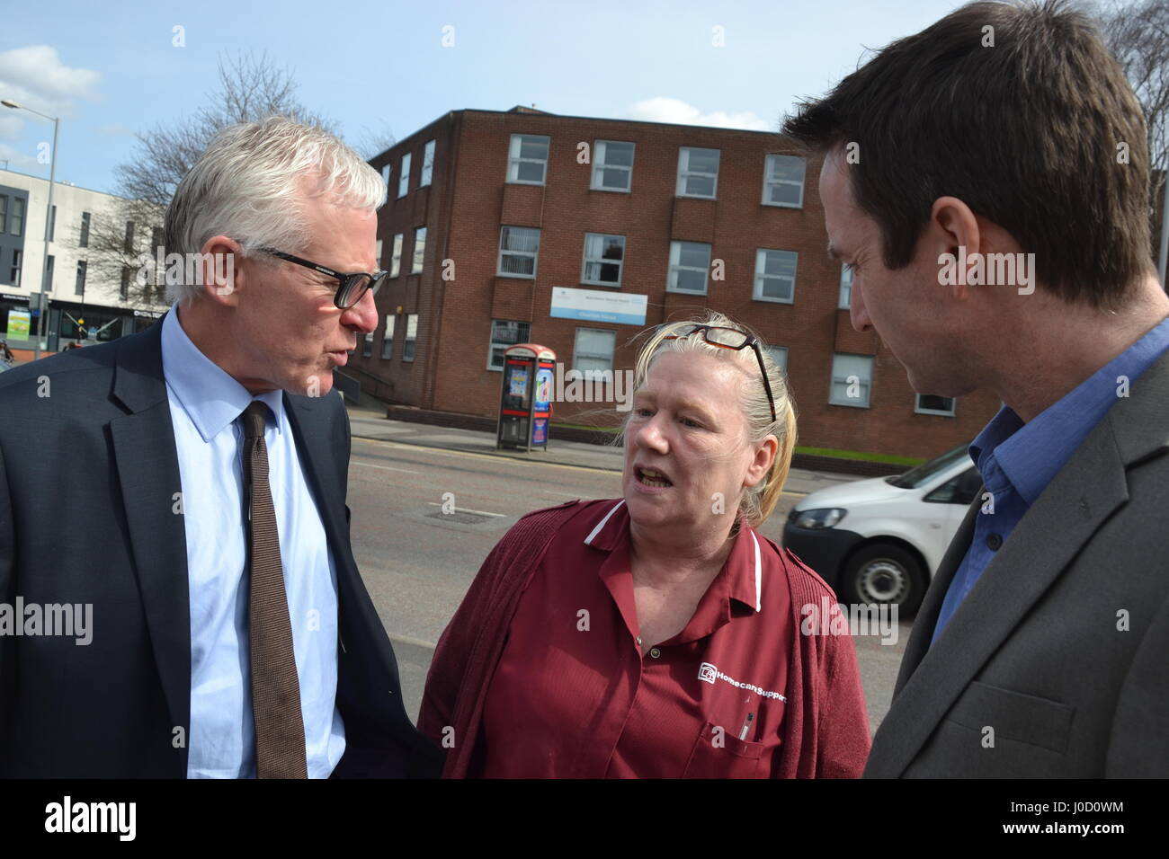 Norman Lamb MP e John Leech si incontrano con infermiera in Chorlton Manchester. Foto Stock