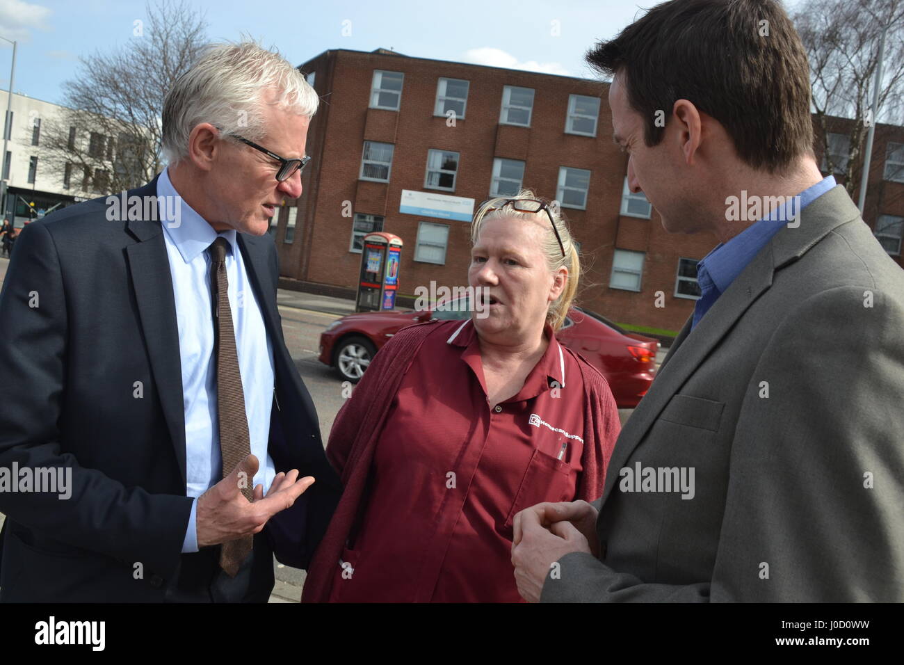 Norman Lamb MP e John Leech si incontrano con infermiera in Chorlton Manchester. Foto Stock