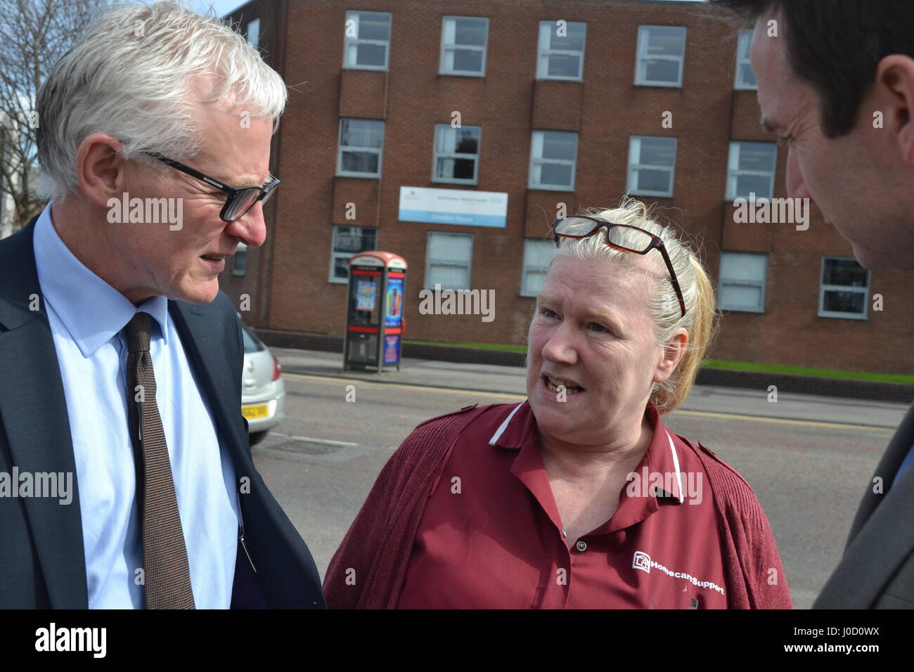Norman Lamb MP e John Leech si incontrano con infermiera in Chorlton Manchester. Foto Stock