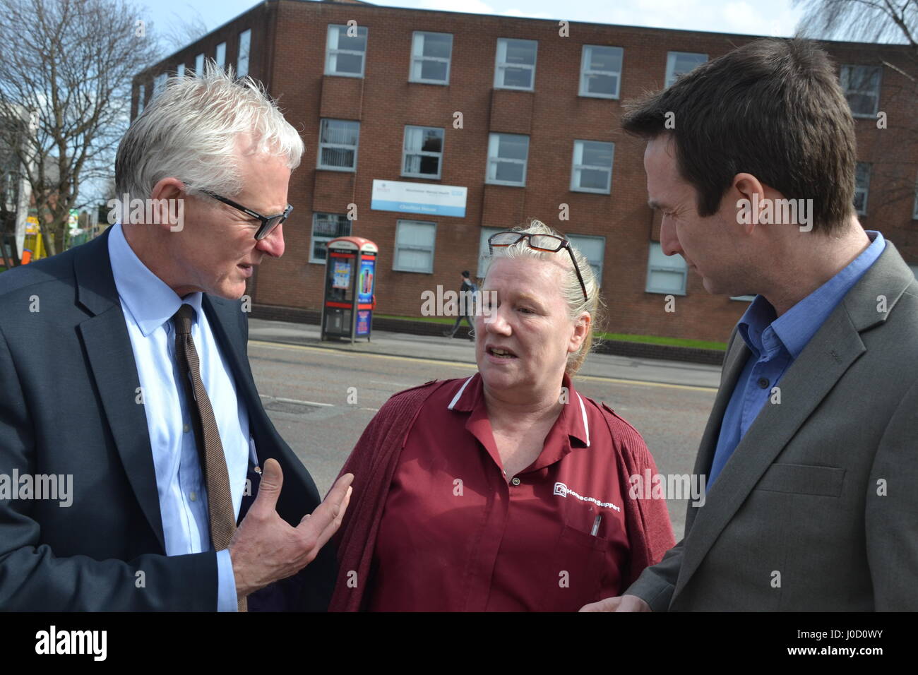 Norman Lamb MP e John Leech si incontrano con infermiera in Chorlton Manchester. Foto Stock