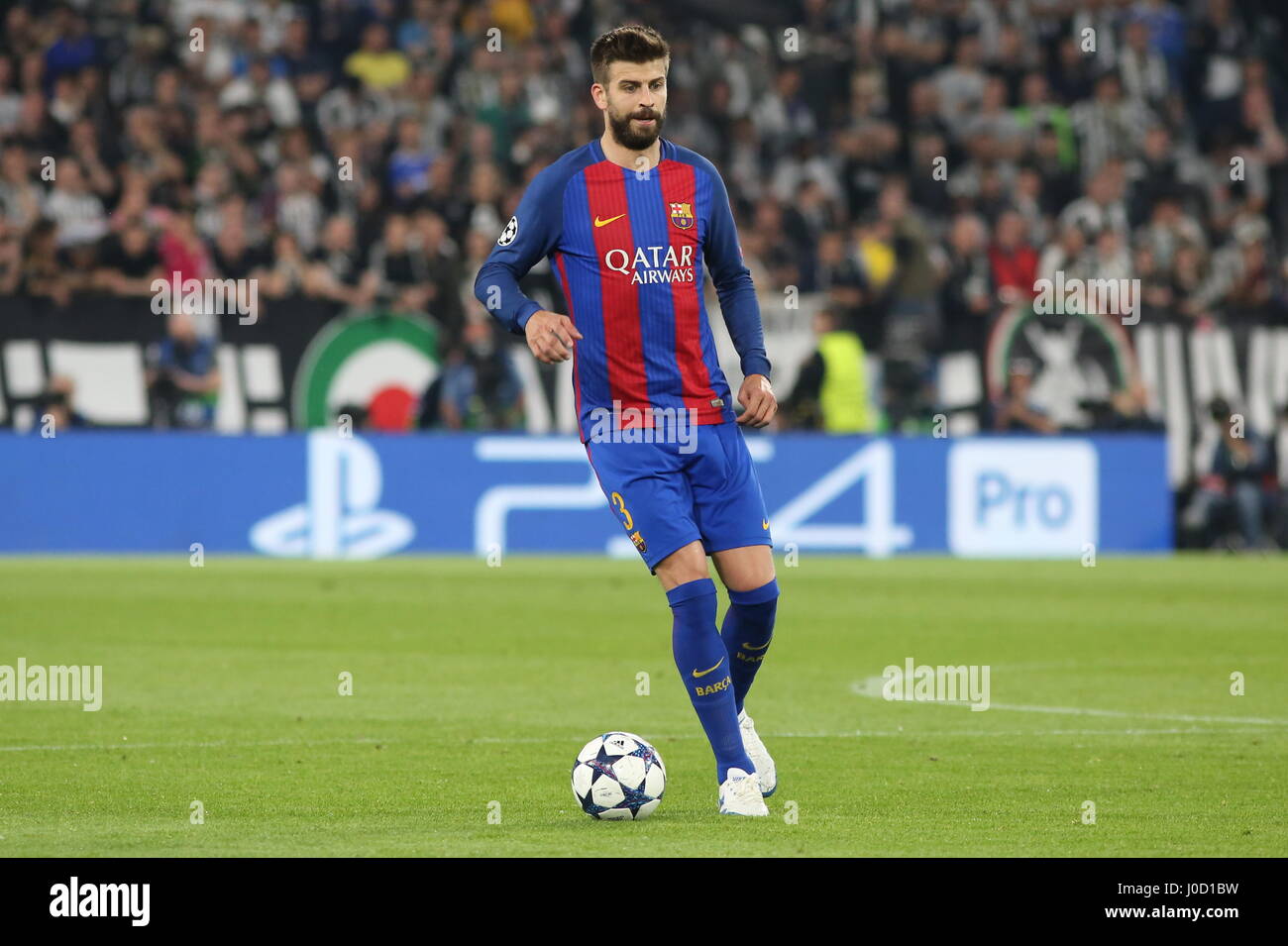 Torino, Italia. Xi Apr, 2017. Gerard Pique (FCB Barcelona) in azione durante la prima tappa del Champions League quarti di finale tra Juventus e FCB Barcellona a Juventus Stadium on April 11, 2017 a Torino, Italia. La Juventus ha vinto 3-0 su Barcellona. Credito: Massimiliano Ferraro/Alamy Live News Foto Stock