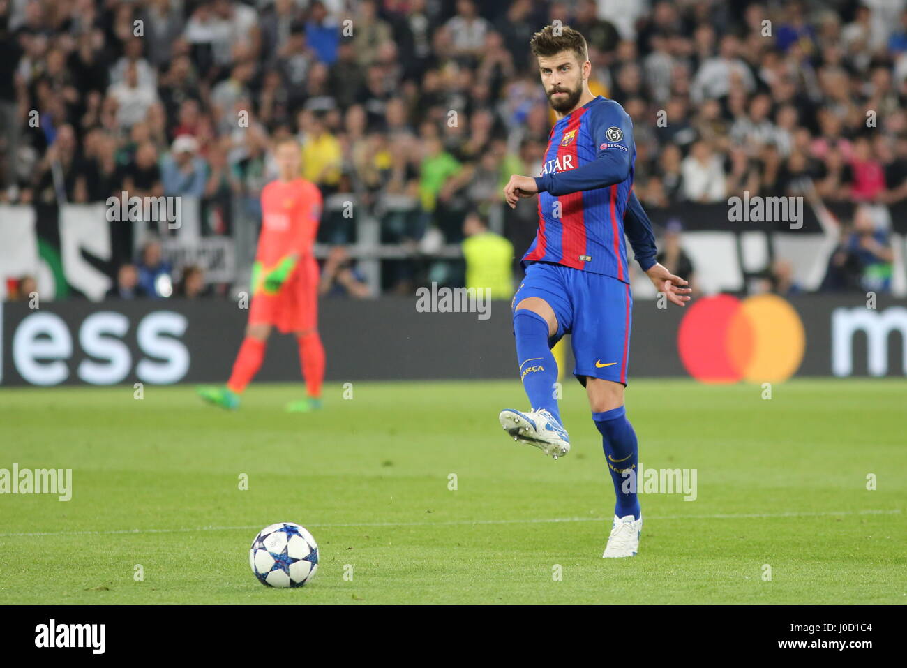 Torino, Italia. Xi Apr, 2017. Gerard Pique (FCB Barcelona) durante la prima tappa del Champions League quarti di finale tra Juventus e FCB Barcellona a Juventus Stadium on April 11, 2017 a Torino, Italia. La Juventus ha vinto 3-0 su Barcellona. Credito: Massimiliano Ferraro/Alamy Live News Foto Stock