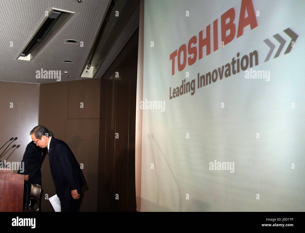 Tokyo, Giappone. Xi Apr, 2017. Turbato elettronica giapponese Toshiba gigante presidente Satoshi Tsunakawa china il capo come egli parla nel corso di una conferenza stampa presso la sede centrale di Toshiba a Tokyo il Martedì, Aprile 11, 2017. Toshiba ha rilasciato la società April-December risultato finanziario su Aprile 11 senza che il revisore dei conti della società ha la sua approvazione. Credito: Yoshio Tsunoda/AFLO/Alamy Live News Foto Stock