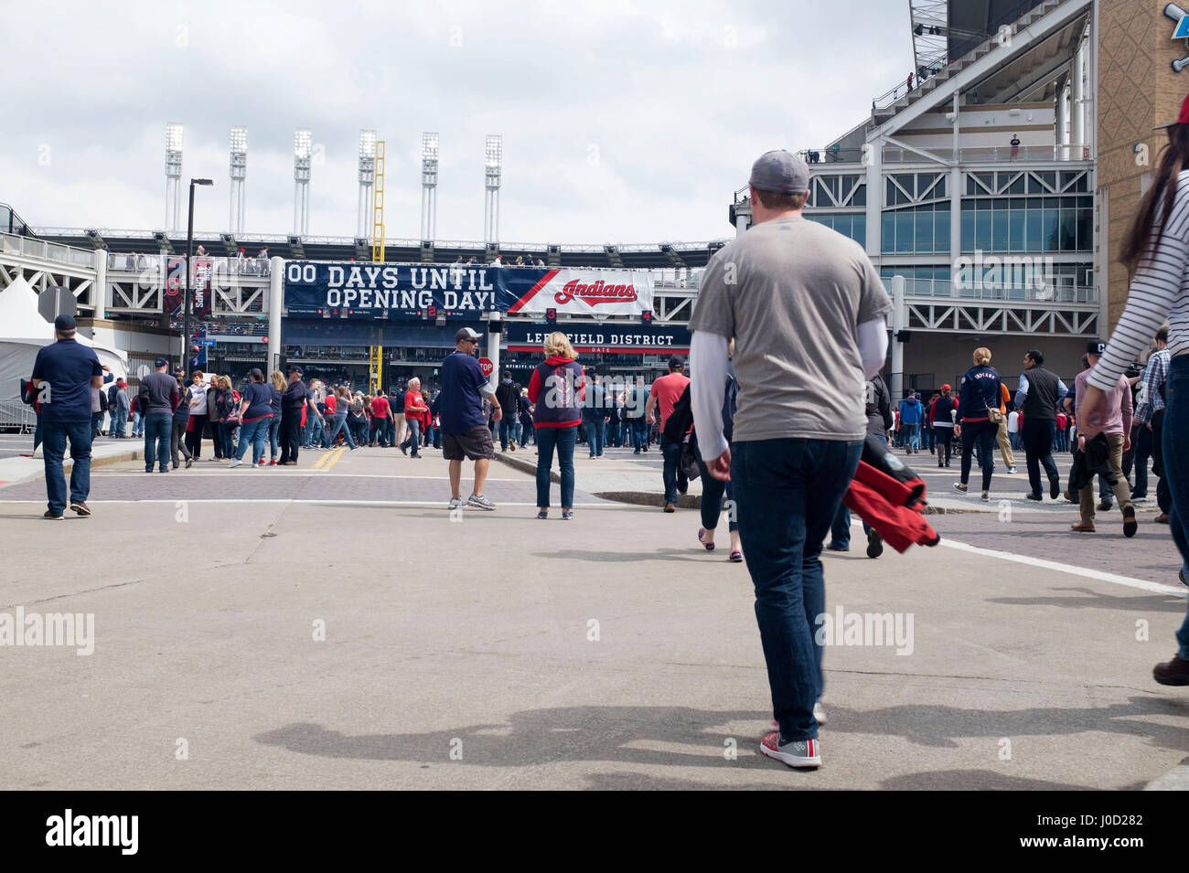 I fan di entrare Progressive Field per Cleveland Indians home gioco di apertura on April 11, 2017 Foto Stock