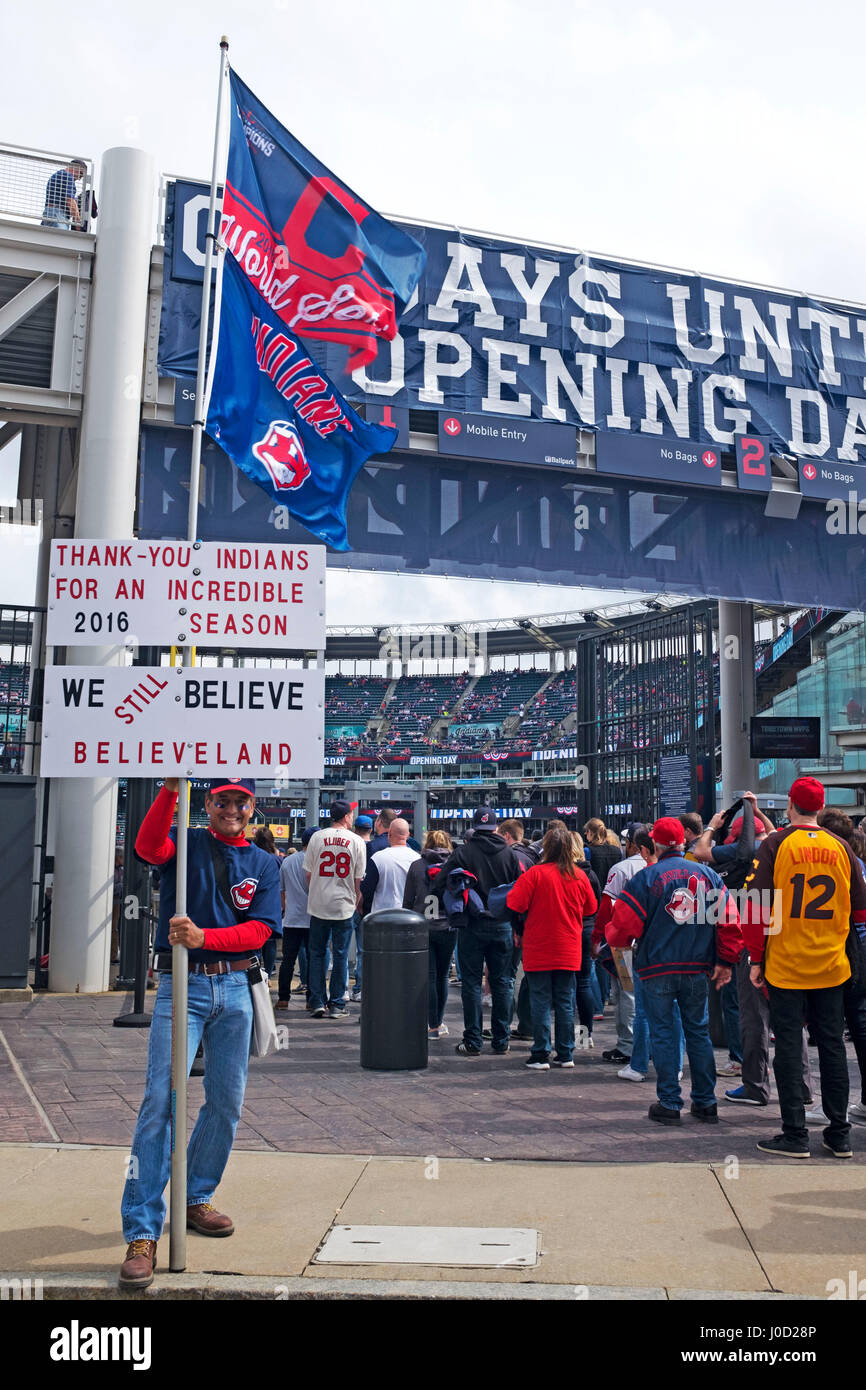 I tifosi che entrano nel Progressive Field nei Cleveland Indians apriranno l'11 aprile 2017 Foto Stock