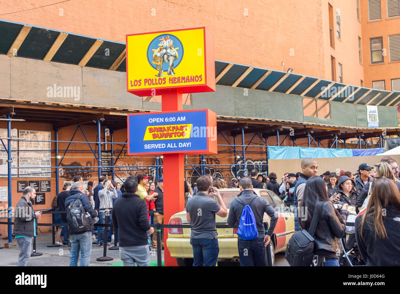 Linea di ventole fino a un pop-up del rinomato polo di Los Hermanos pollo un ristorante fast food che compaiono in un parcheggio nella parte inferiore di Manhattan a New York domenica 9 aprile 2017. Il ristorante fictional è parte della trama di "meglio chiamare Saul' (e la sua controllante programma 'rompere cattivo") sulla rete AMC. Servizio gratuito di fries ricci per i suoi fan che hanno atteso diverse ore per arrivare in, la due giorni di evento di branding l'ultimo giorno è lunedì, 10 aprile 2017. "Meglio chiamare Saul' debutta la sua nuova stagione il 10 aprile. (© Richard B. Levine) Foto Stock