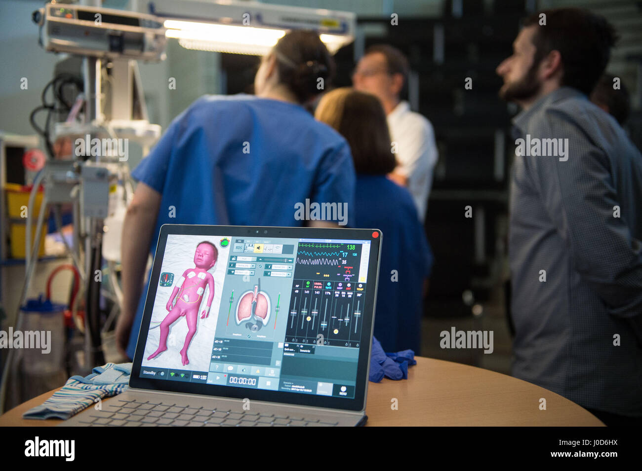 Tuebingen, Germania. Xii Apr, 2017. Un notebook con una configurazione aperta nella schermata in donna clinica di Tubinga, Germania, 12 aprile 2017. "Paul', una nascita prematura del sistema di simulazione, è in grado di simulare una varietà di scenari e viene utilizzato per scopi di formazione in ospedale. Foto: Lino Mirgeler/dpa/Alamy Live News Foto Stock