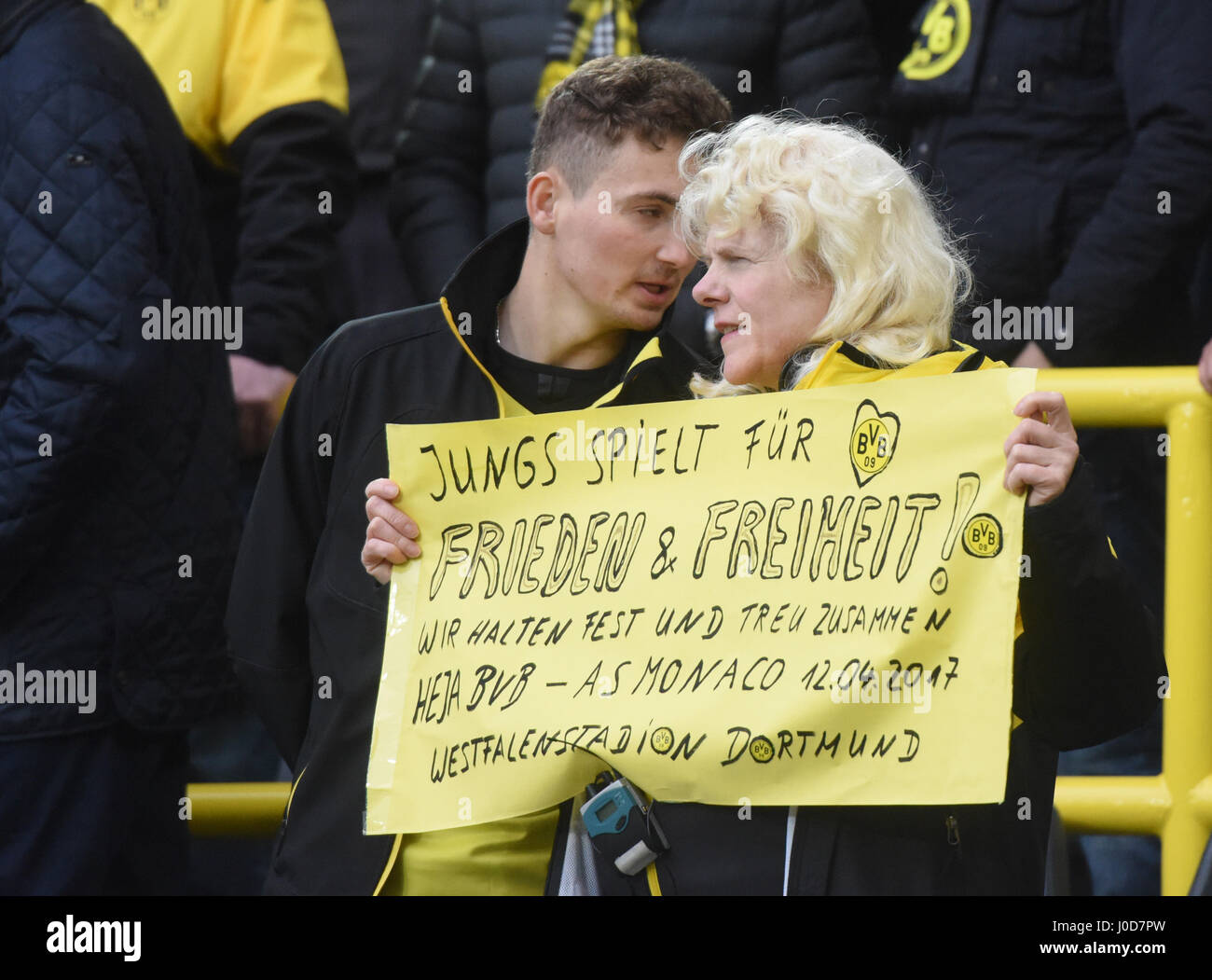 Dortmund, Germania. Xii Apr, 2017. I fan di Dortmund visualizza un cartello con lo slogan "Play per la pace e la libertà, ragazzi!" davanti alla prima tappa della Champions League quarti di finale match tra Borussia Dortmund e come Monaco nel Signal Iduna Park di Dortmund, Germania, il 12 aprile 2017. Foto: Bernd Thissen/dpa/Alamy Live News Foto Stock