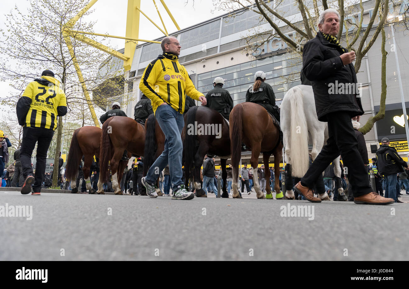 Dortmund, Germania. Xii Apr, 2017. Montate i funzionari di polizia al di fuori dello stadio a monte della prima gamba della Champions League quarti di finale match tra Borussia Dortmund e come Monaco nel Signal Iduna Park di Dortmund, Germania, il 12 aprile 2017. Foto: Guido Kirchner/dpa/Alamy Live News Foto Stock