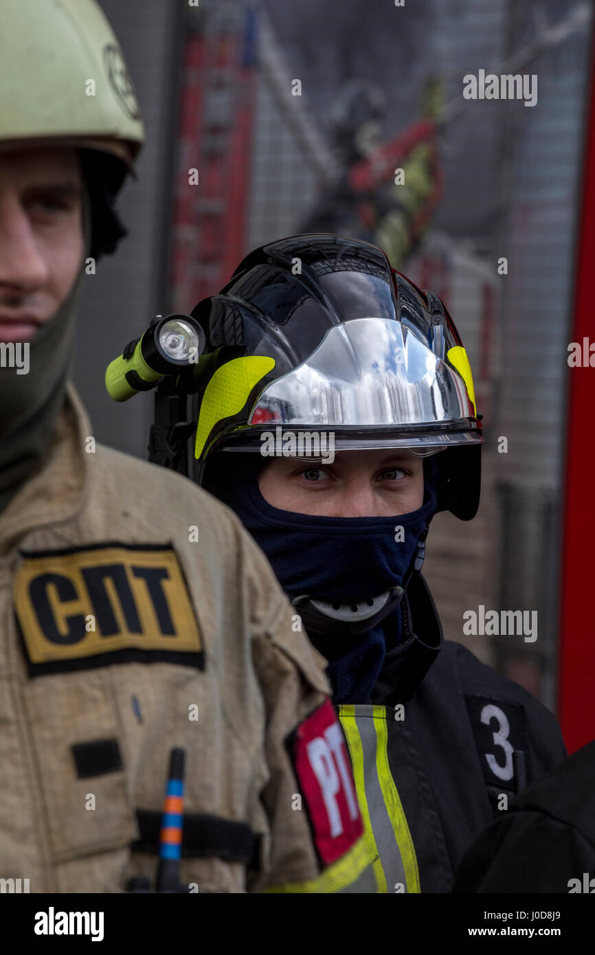 Mosca, Russia. Xii Apr, 2017. Le emergenze del Ministero dell'esercitazione antincendio presso il CSKA Arena di Mosca Credito: Nikolay Vinokurov/Alamy Live News Foto Stock