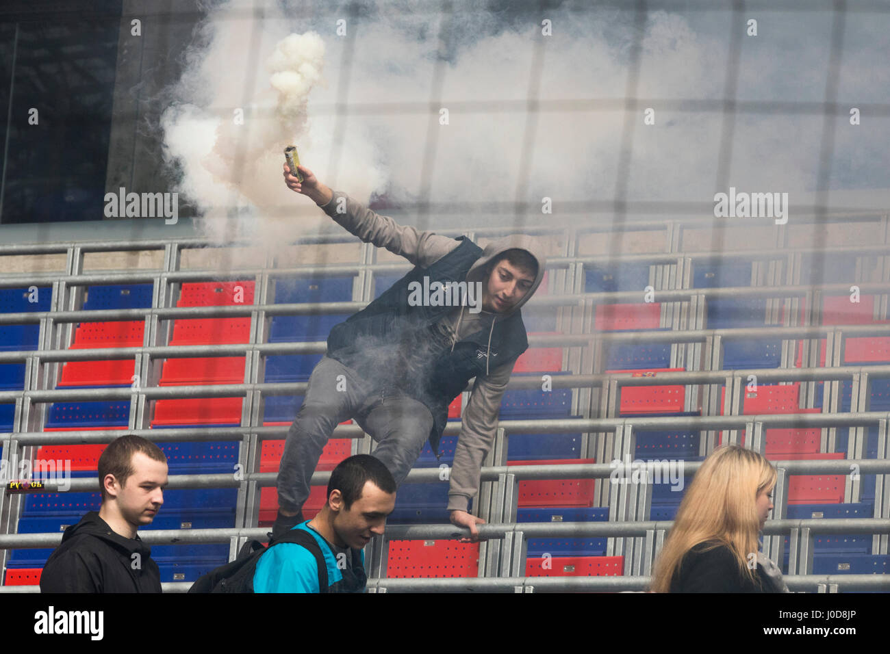 Mosca, Russia. Xii Apr, 2017. Le emergenze del Ministero dell'esercitazione antincendio presso il CSKA Arena di Mosca Credito: Nikolay Vinokurov/Alamy Live News Foto Stock